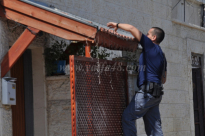 بالصور: الشرطة تداهم منزلين في مدينة يافا بحجة البحث عن ممنوعات 